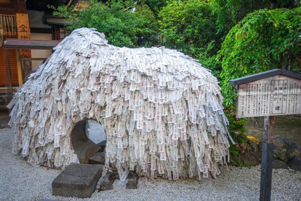 縁切り神社の絵馬の書き方|効果的な例文とタブーを徹底解説!