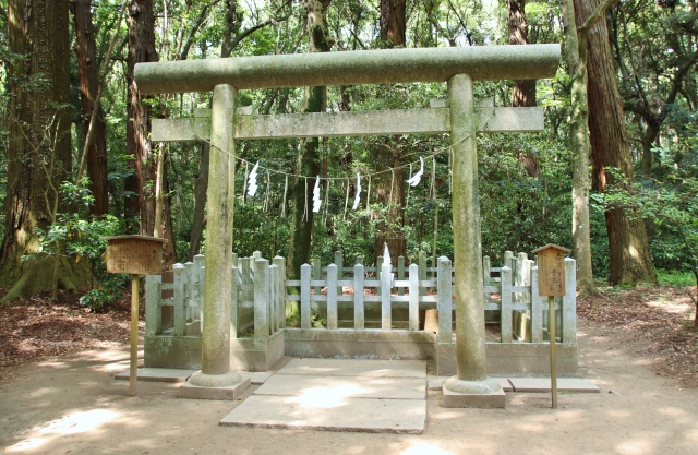 鹿島神宮の要石が東日本大震災で割れた?伝説の石に起きた異変と真相